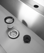 ÉVIER INOX 4 ROBINETS 2400MM BOUCHON DE VIDANGE ET COUVERCLE ANTI-ÉCLABOUSSURES INCLUS, À L'EXCLUSION DU ROBINETS - Combisteel – Image 6