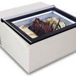 MODÈLE DE TABLE VITRINE À CREME GLACÉE BLANCS'OUVRE DU CÔTÉ CLIENT - Combisteel